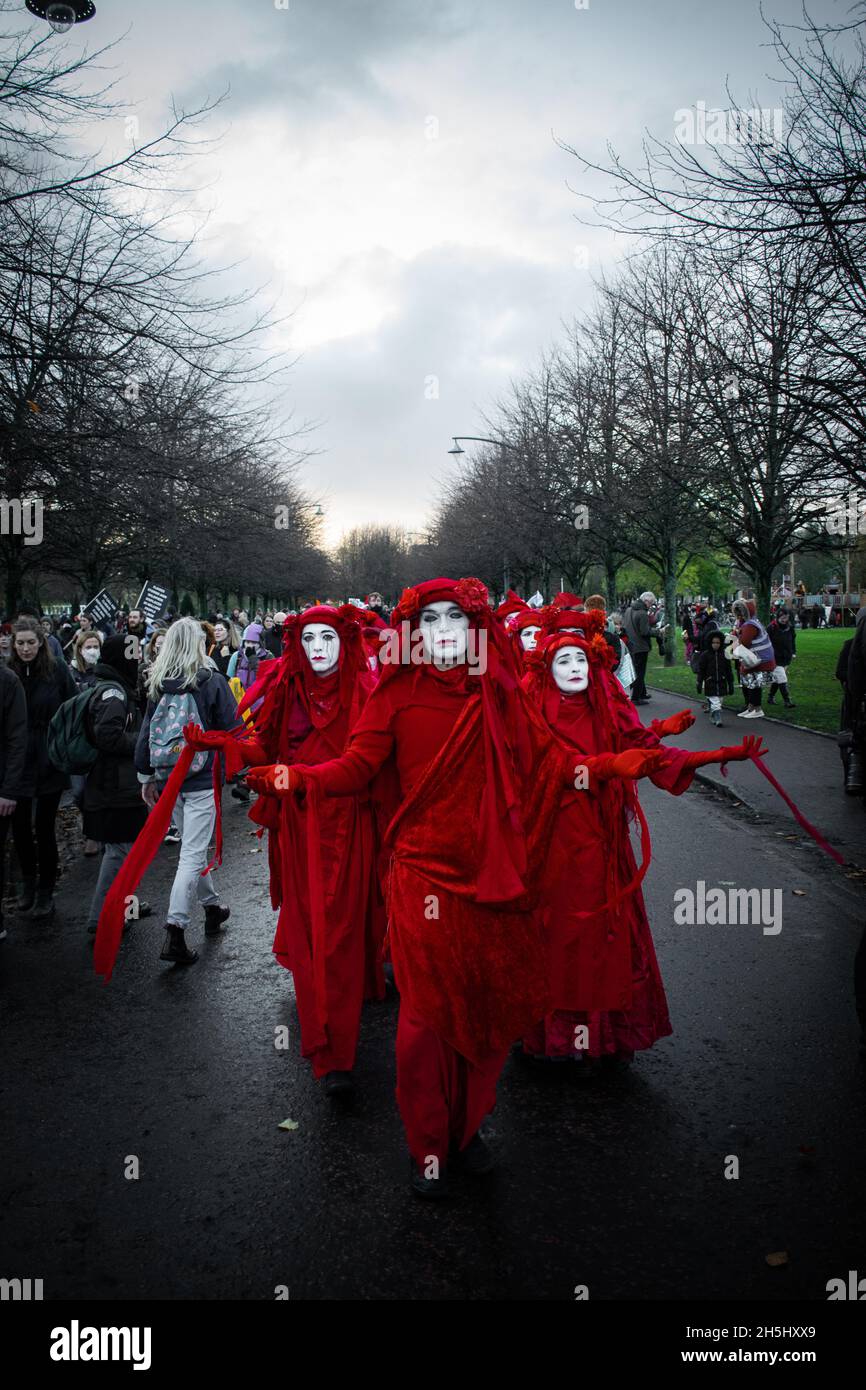 Eine aktivistische Gruppe von Extinction Rebellion protestiert bei den COP26-Protesten und -Märschen in Glasgow Stockfoto