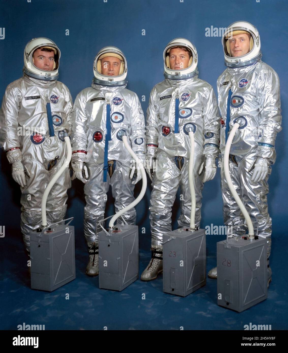 (13. April 1964) --- von links nach rechts die Astronauten John W. Young, Virgil I. Grissom, Walter M. Schirra Jr. und Thomas P. Stafford. Gemini III Crew-Einsätze sind wie folgt: Grissom, Kommandopilot; Young, Pilot, auf der Hauptmannschaft, mit Schirra (Kommandopilot) und Stafford (Pilot) als Stellvertreter. Stockfoto