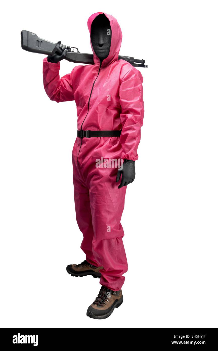 Mann mit rosa Uniform hält die Schrotflinte isoliert auf weißem Hintergrund Stockfoto
