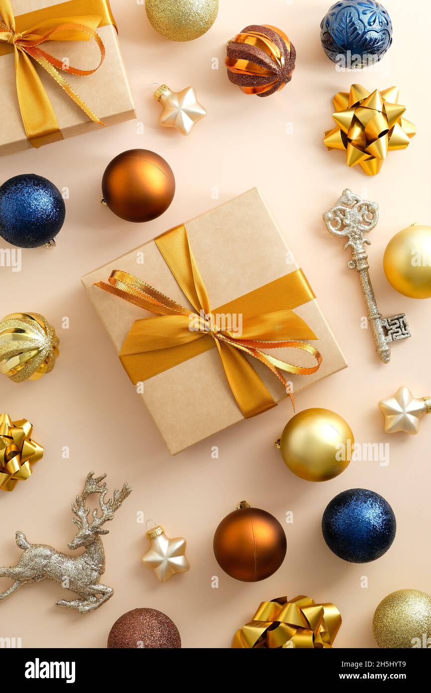Weihnachtskomposition. Bunte Weihnachtskugel und Geschenkboxen auf pastellbeigem Hintergrund. Vertikales Xmas-Banner-Design für Social-Media-Geschichten Stockfoto