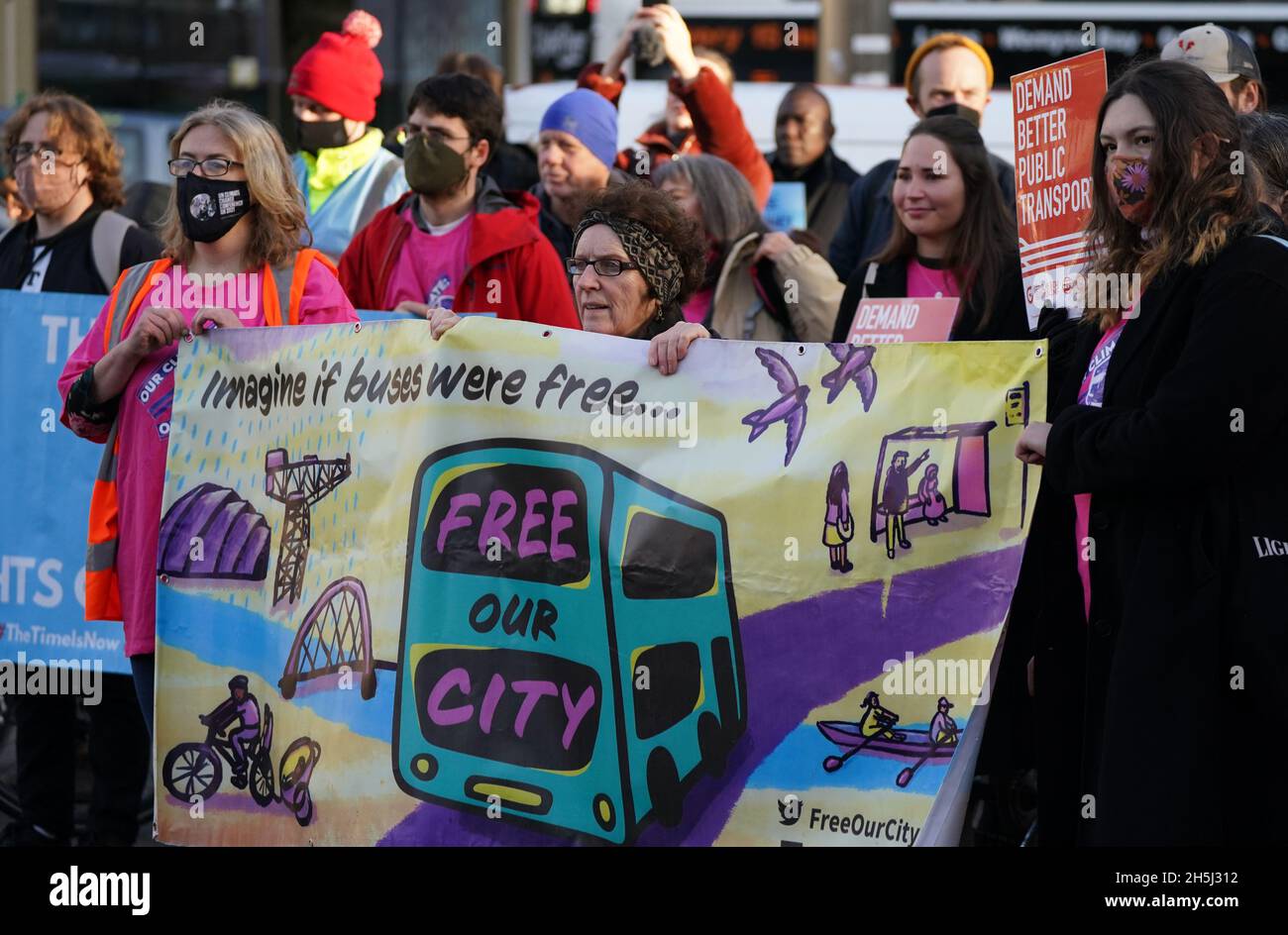 Aktivisten von Friends of the Earth Scotland, Get Glasgow Moving und der International Transport Workers Federation versammeln sich am George Square in Glasgow und fordern bessere öffentliche Verkehrsmittel als wesentlichen Teil der Bekämpfung des Klimawandels während des Cop26-Gipfels in der Stadt. Bilddatum: Mittwoch, 10. November 2021. Stockfoto