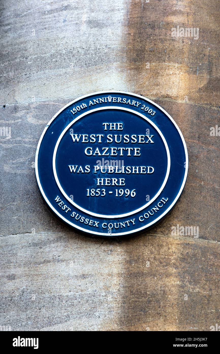 Blaue Gedenktafel für den Ort, an dem die West Sussex Gazette veröffentlicht wurde 1853-1996, Arundel, Großbritannien Stockfoto