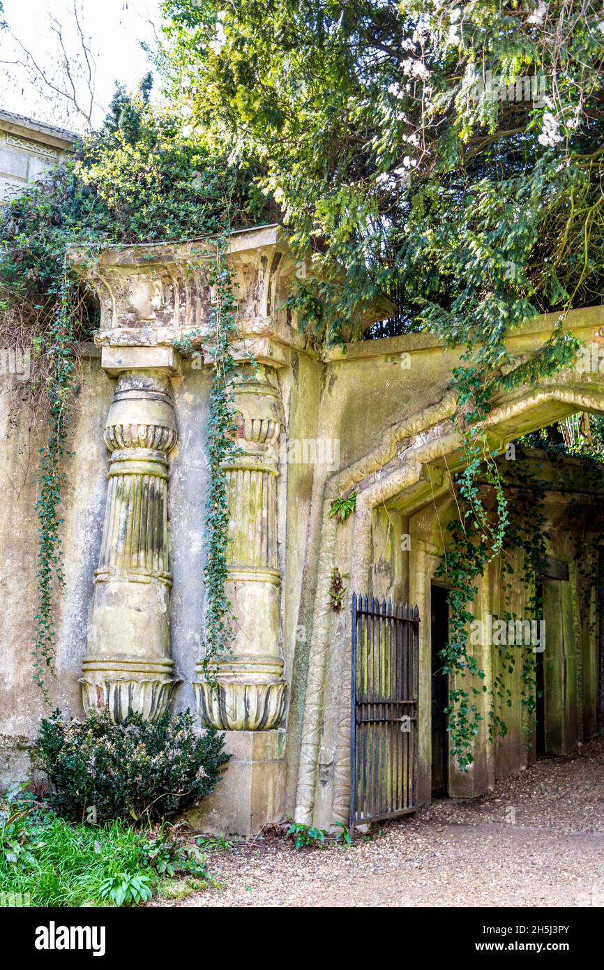 Pilasters mit Cavetto-Gesims an der Egyptian Avenue, Highgate Cemetery West, London, Großbritannien Stockfoto