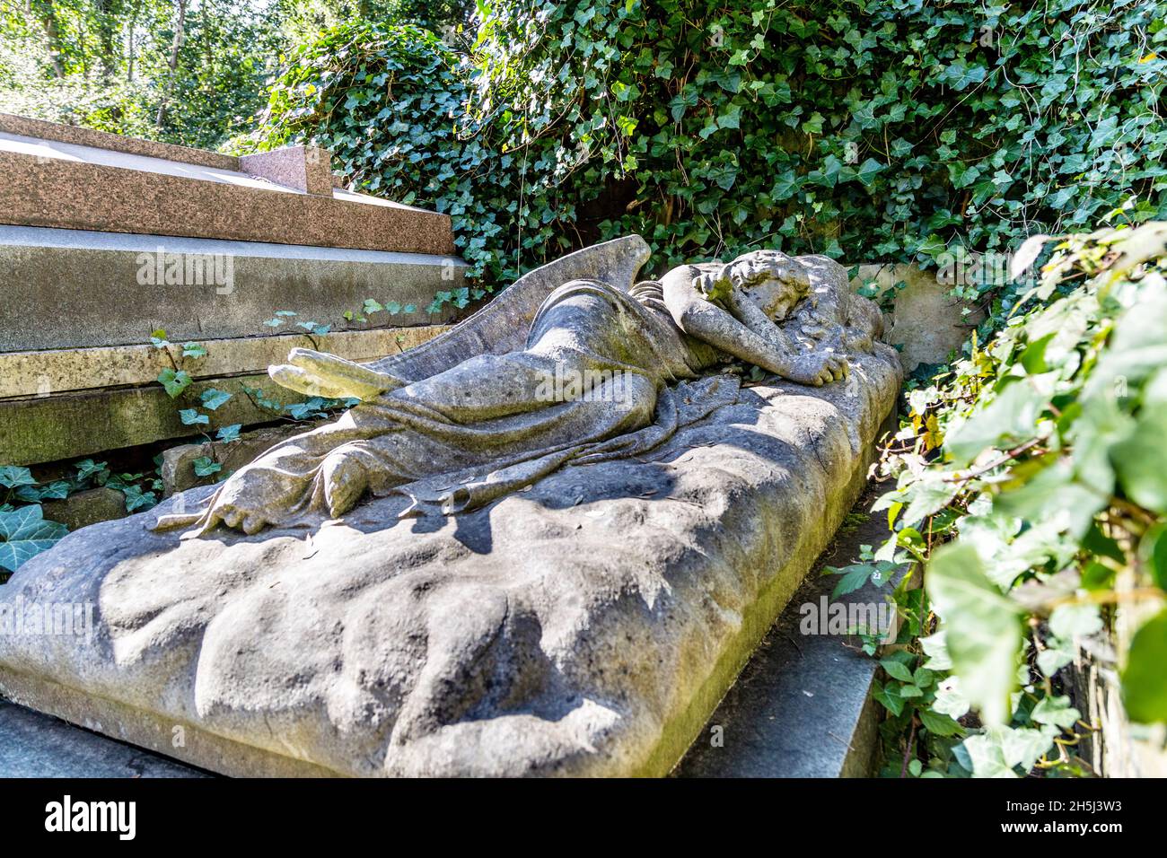 Grab von Mary Nichols mit einem Grabmal eines schlafenden Engels auf der Oberseite, Highgate Cemetery West, London, Großbritannien Stockfoto