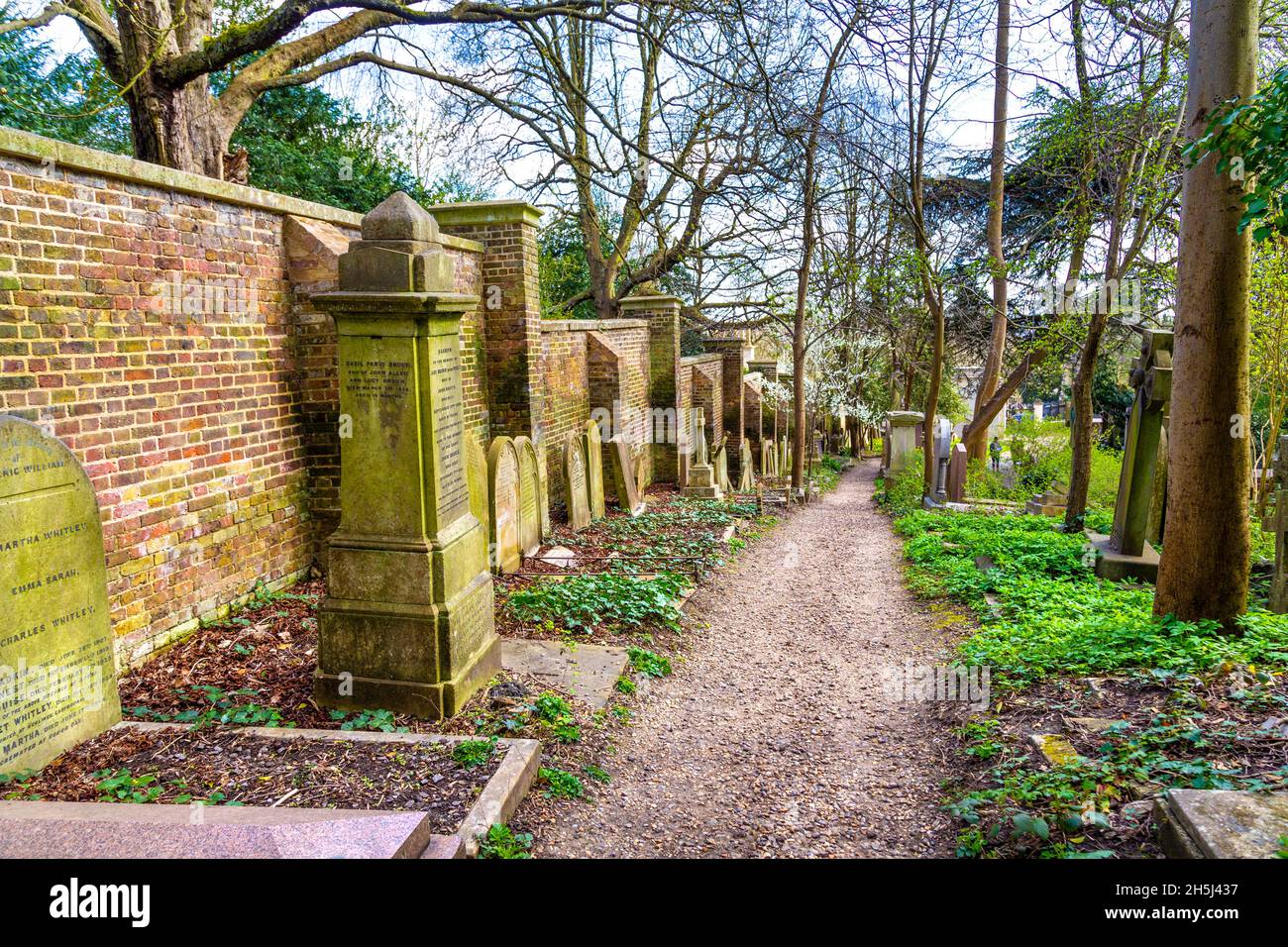 Pfad gesäumt von Gräbern auf Highgate Cemetery West, London, Großbritannien Stockfoto