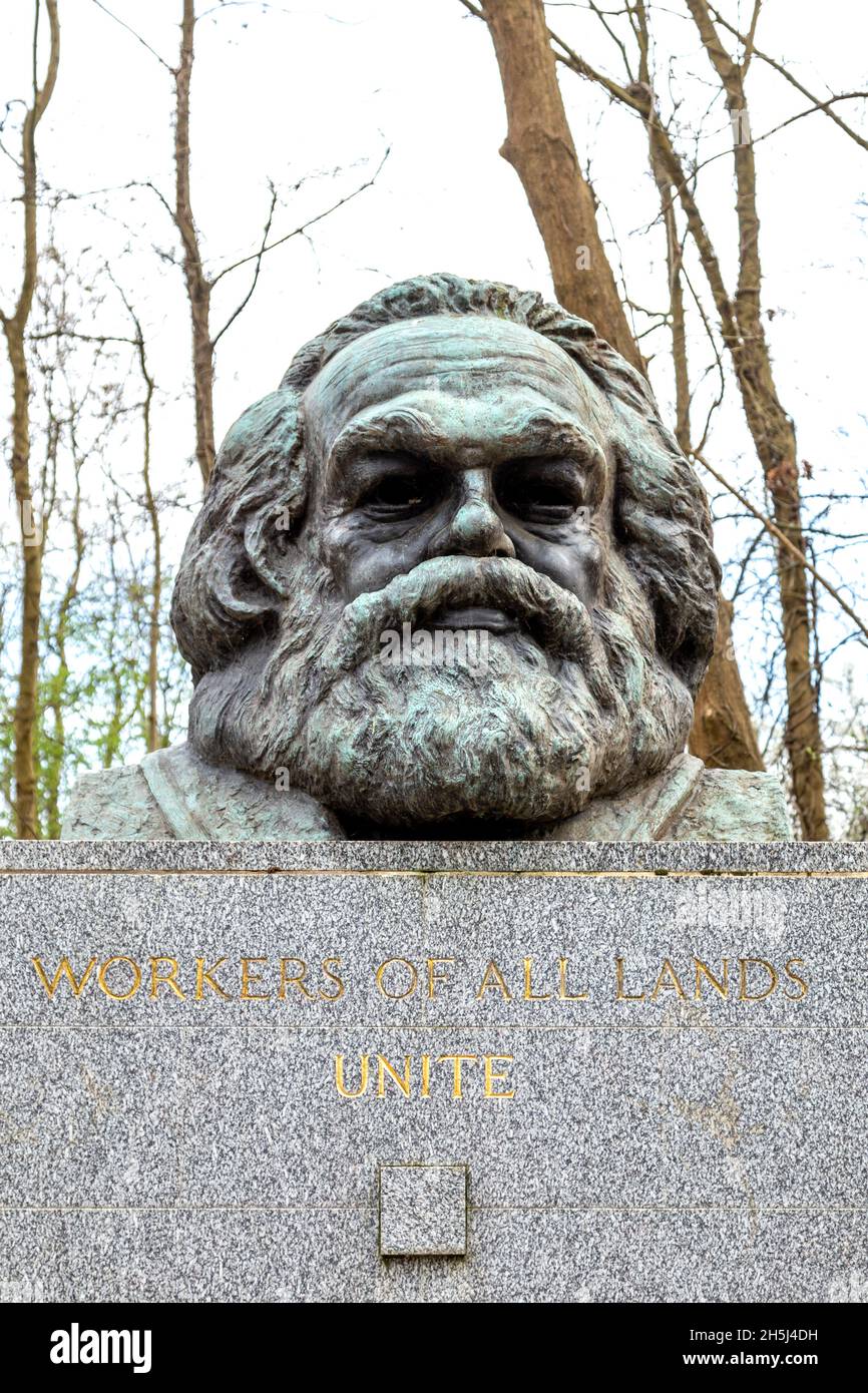 Büste von Karl Marx auf einem Sockel an seinem Grab mit der Aufschrift „Arbeiter aller Länder vereinen sich“, Highgate East Cemetery, London, Großbritannien Stockfoto