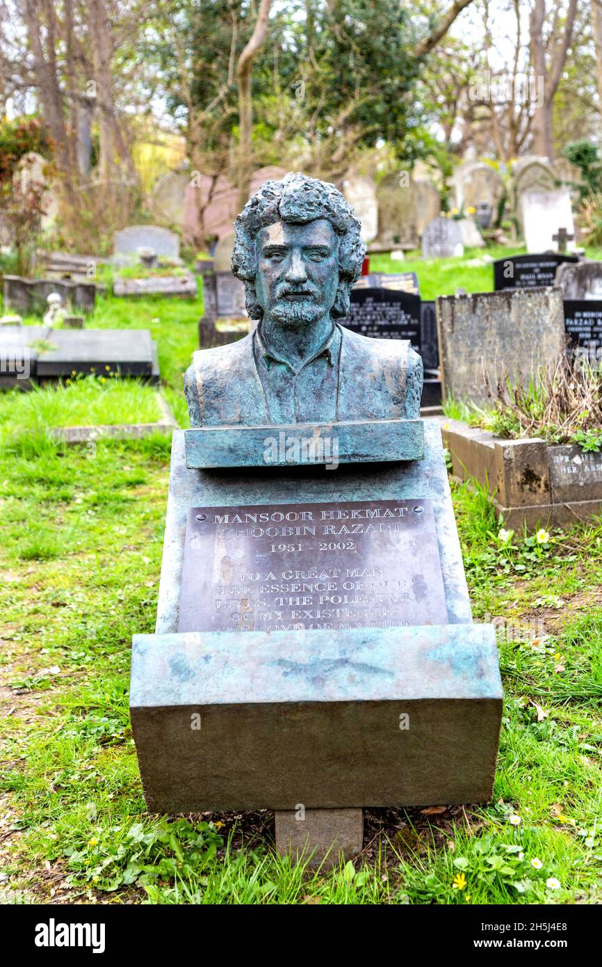 Grab des iranischen marxistischen Theoretikers Mansoor Hekmat in der Nähe von Karl Marx' Grab auf dem Highgate Cemetery East, London, Großbritannien Stockfoto