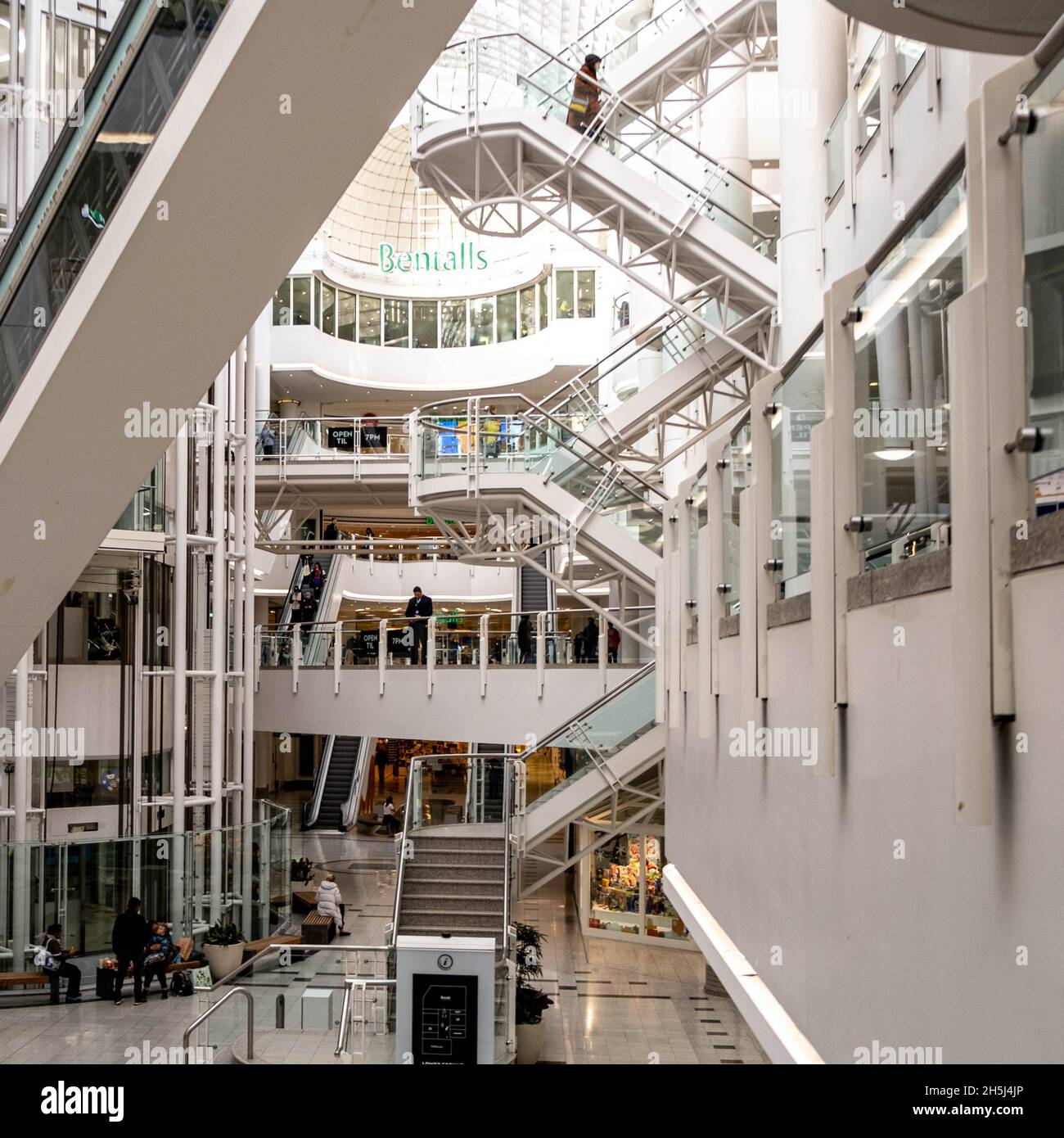 Kingston upon Thames London England Großbritannien November 5 2021, im Bentall Einkaufszentrum oder Einkaufszentrum in Kingston mit wenigen Käufern oder Menschen, die modern sind Stockfoto