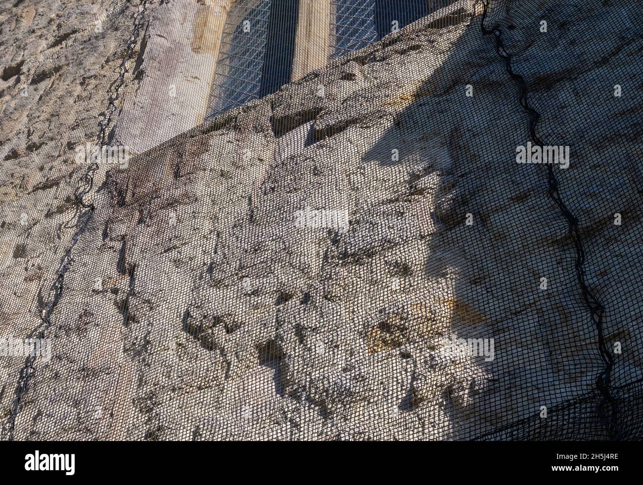 Bau eines Netzes am alten mittelalterlichen Glockenturm in der Chichester Cathedral, um dieses alte Gebäude in Chichester, Großbritannien, vor fallenden Trümmern zu schützen. Stockfoto