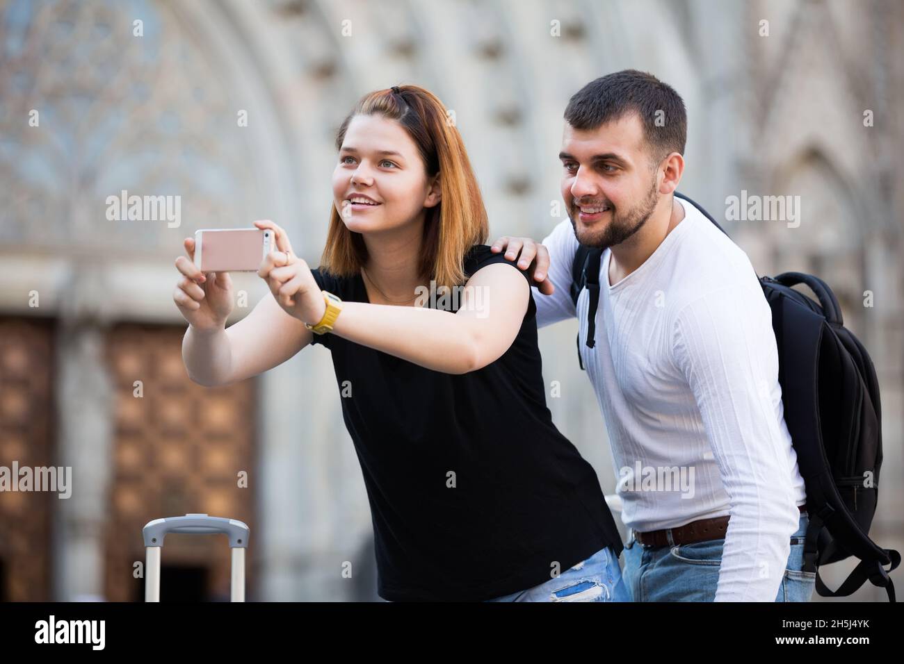 Positive Touristen, die Selfie machen Stockfoto