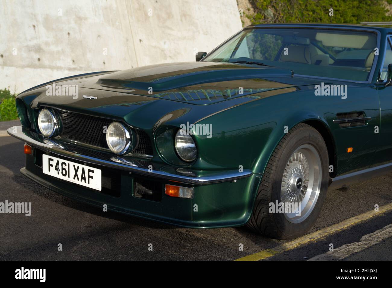 Aston Martin V8 Vantage klassischer englischer Muskelwagen aus dem Jahr 1989 in grünem Nahaufnahme. Stockfoto