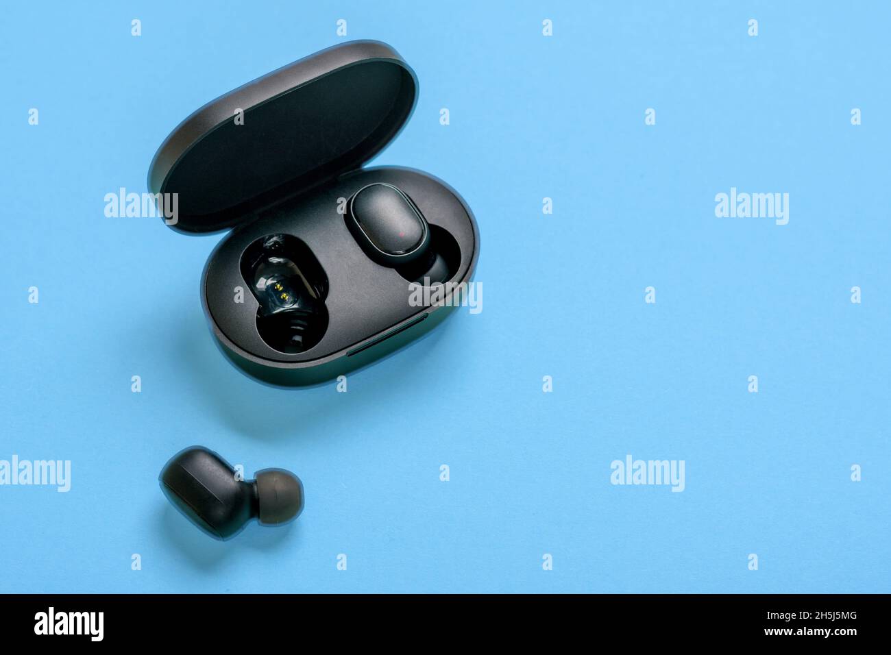 Die kabellosen Redmi AirDots Pro-Ohrhörer mit Bluetooth 5.0-Unterstützung können für bilaterale Gespräche verwendet werden, und die digitale Klangqualität wird durch die DSP-Digita gewährleistet Stockfoto