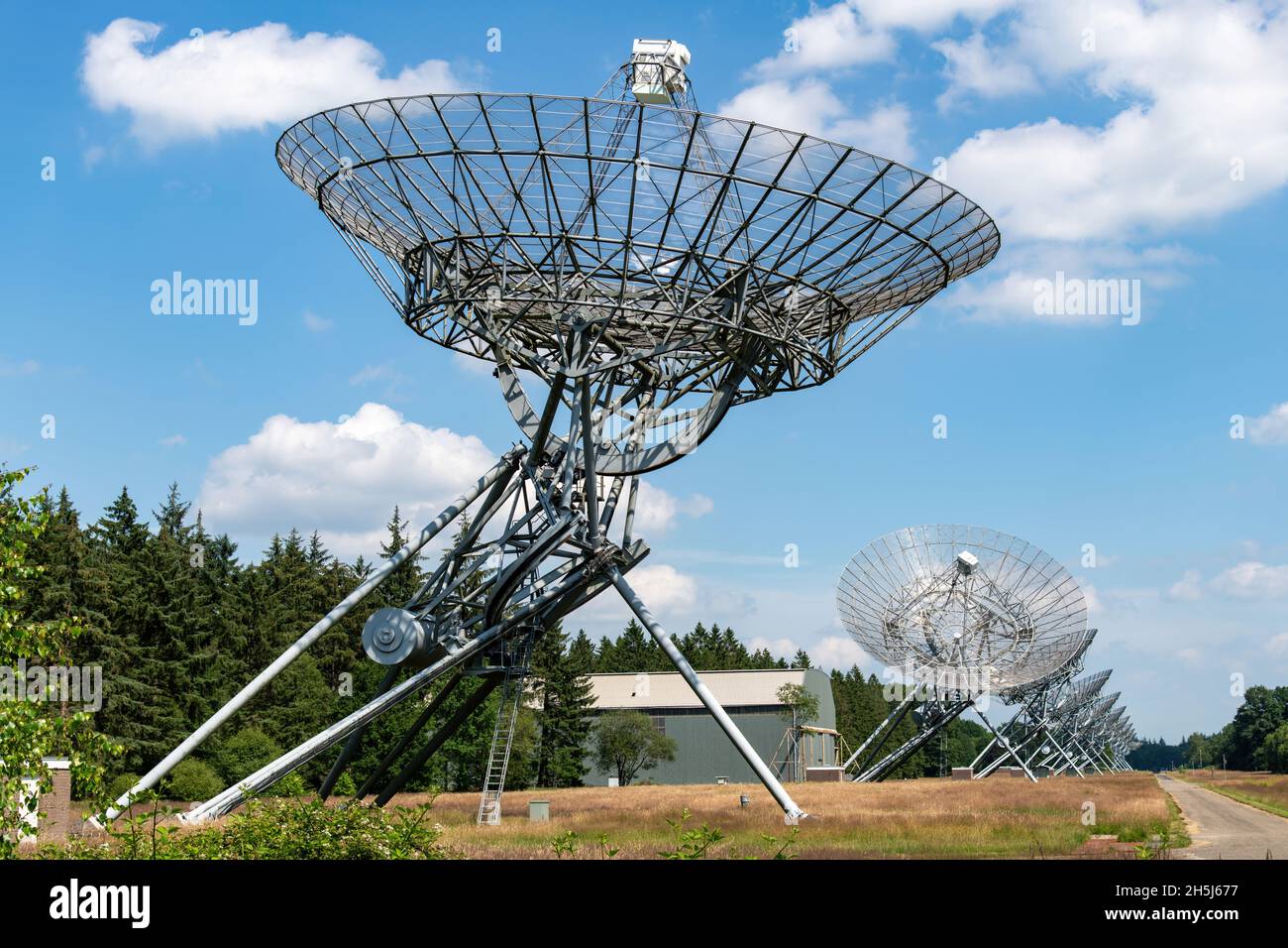 Westerbork, Niederlande-Juli 2021; Blick entlang des Westerbork Synthesis Radio Telescope (WSRT), das in linearer Anordnung eingesetzt wird Stockfoto