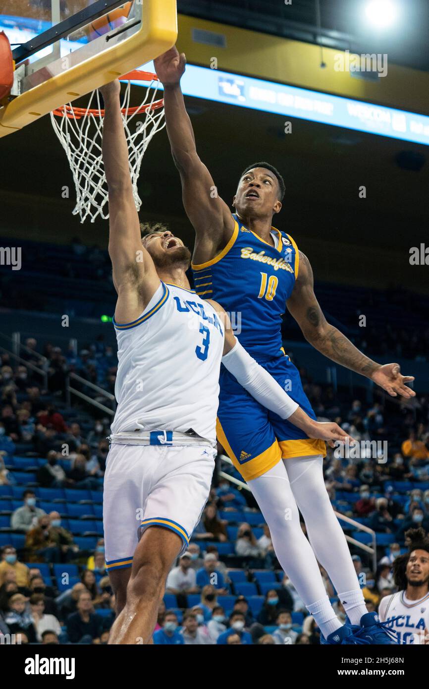 CAL State Bakersfield Roadrunners Guard Justin Edler-Davis (10) blockiert einen Zwischenstopp des UCLA Bruins-Wachen Johnny Juzang (3) während eines NCAA Männer-Basketball-G Stockfoto