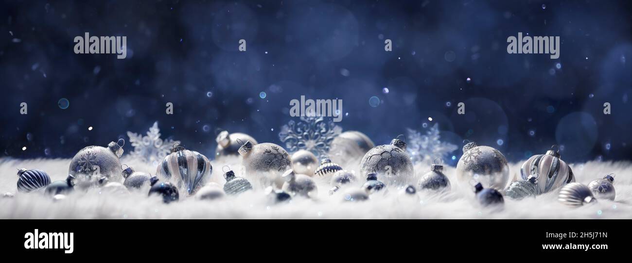 Weihnachtskugeln In Der Nacht Auf Weiß - Silberner Ornament In Abstraktem Unschärfe-Hintergrund Stockfoto