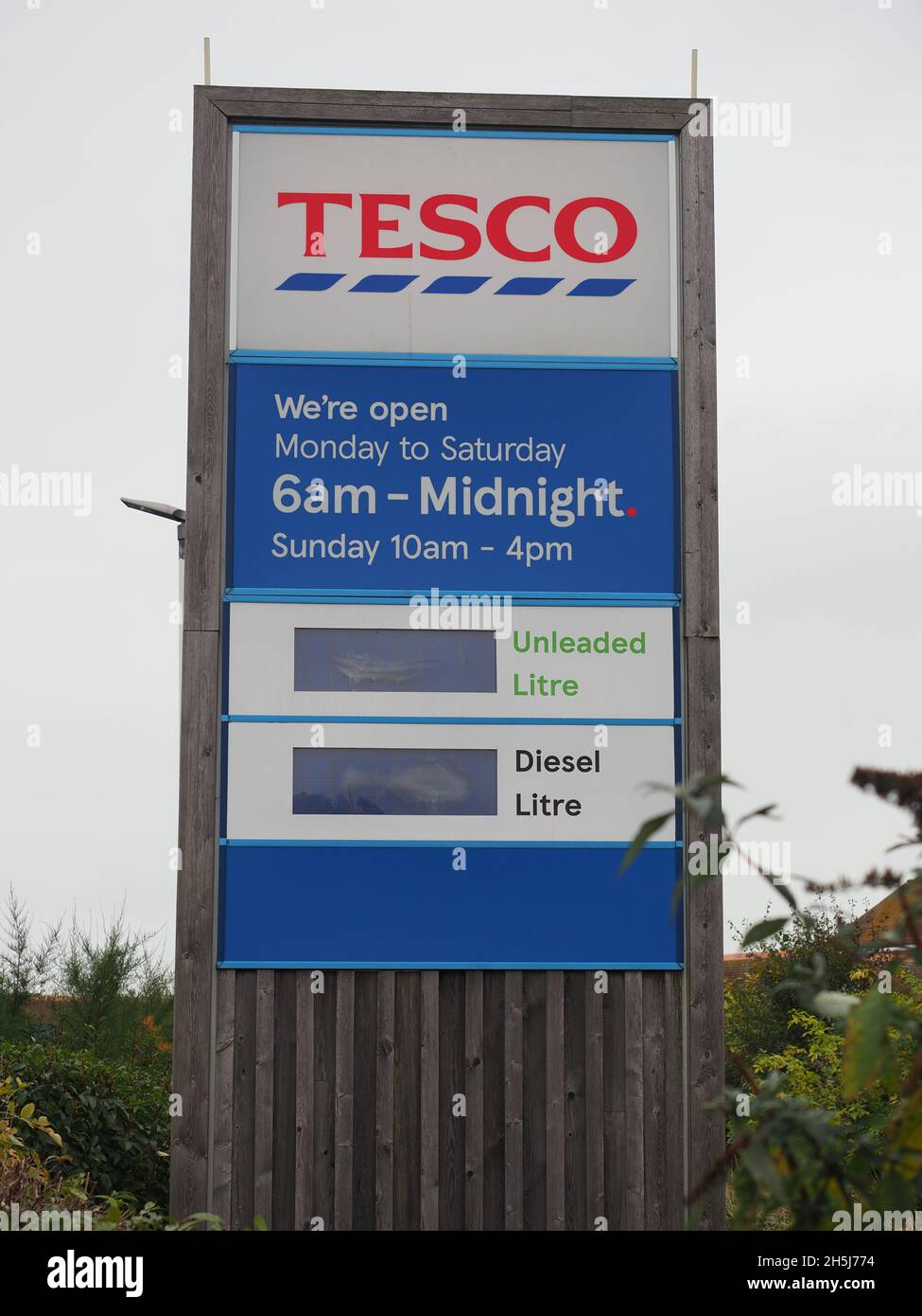 Sheerness, Kent, Großbritannien. November 2021. Eine Ratte/Nagetier, die durch ein Datenkabel gekaut wurde, das ein Benzinpreisschild bei Tesco in Sheerness kontrolliert, Das bedeutete, dass das Schild nicht aktualisiert werden konnte, was dazu führte, dass es den günstigsten Kraftstoff in der letzten Woche (oder länger) zu einem beworbenen Preis von 134,9 p für bleifrei und 136,9 p für Diesel bot. Heute war die Tankstelle geschlossen, damit die Ingenieure das Problem beheben konnten. Der Standort grenzt an ein Mote, von dem die Ratte vermutlich stammt. Kredit: James Bell/Alamy Live Nachrichten Stockfoto