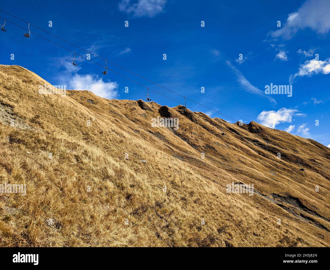 Sessellift in der Nebensaison. Zwei Sessellifte in Ulme, glarus, schweiz Stockfoto