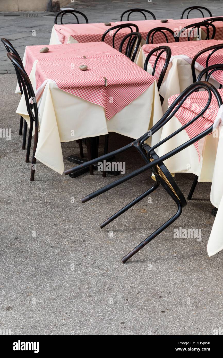 Tische und Stühle im Freien in Lucca, Toskana, Italien. Stockfoto