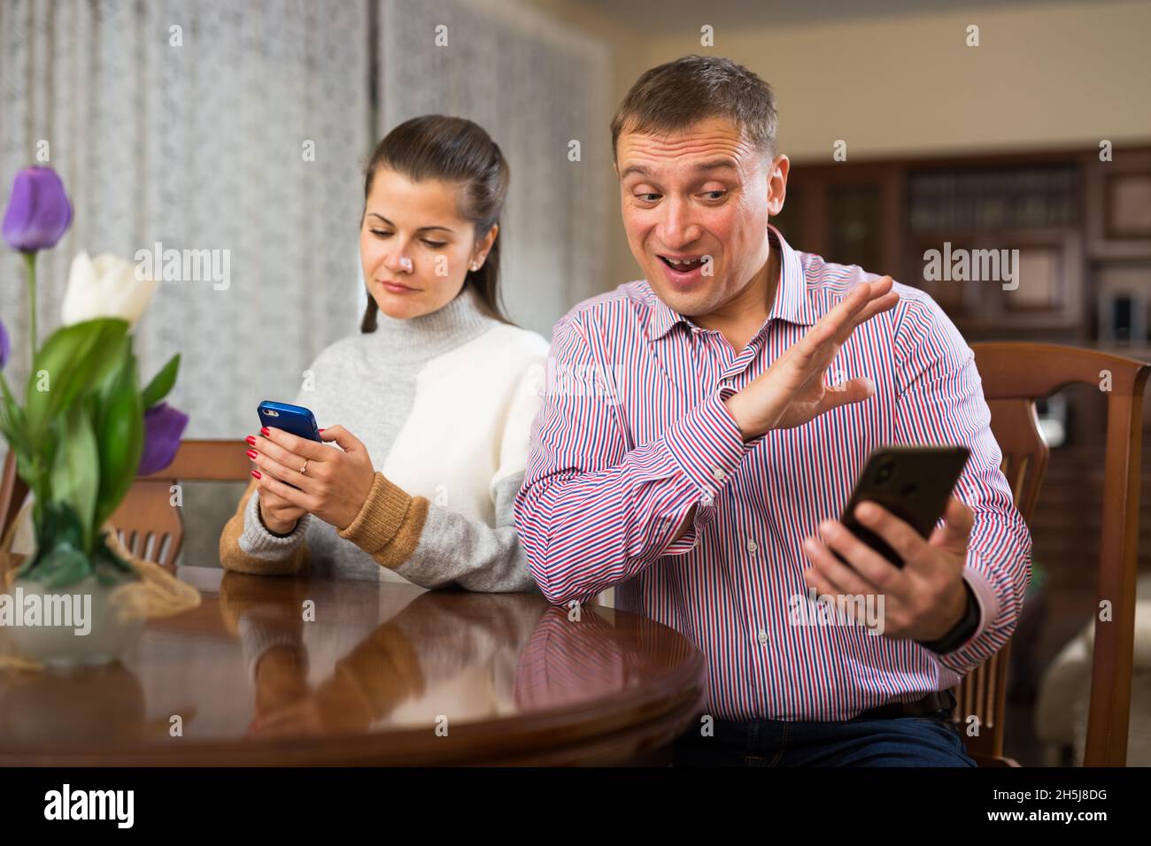 Mann und seine Frau telefonieren Stockfoto