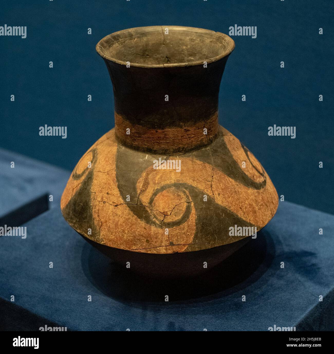 Verschmerzte Keramikvase. Longshan-Zeit, ca. 2300-1900 v. Chr. In der Sammlung des Shanxi Museums. Stockfoto