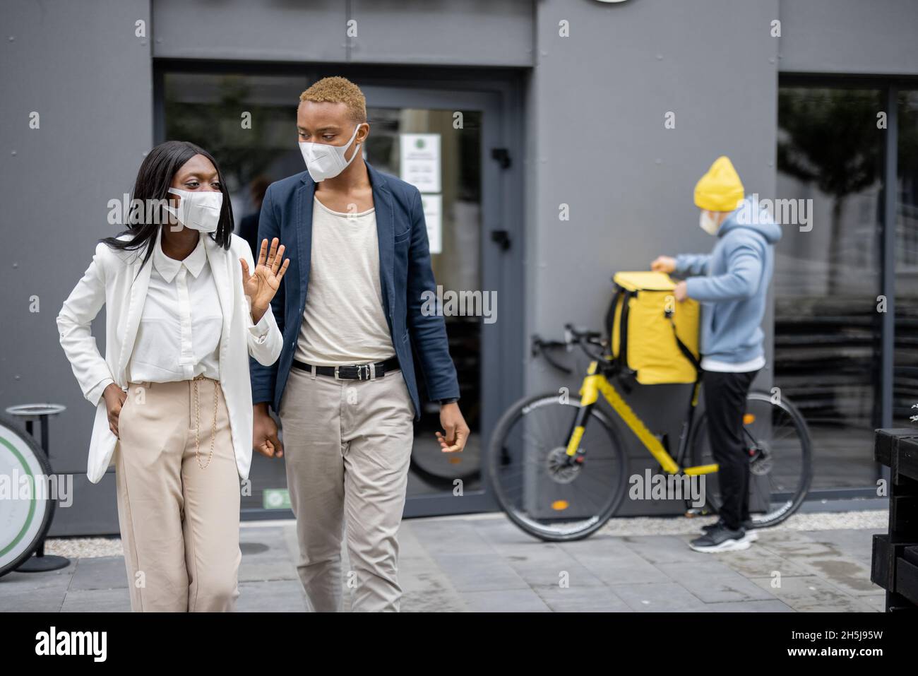 Kurier mit Bestellwartenden in der Nähe des Büros Stockfoto