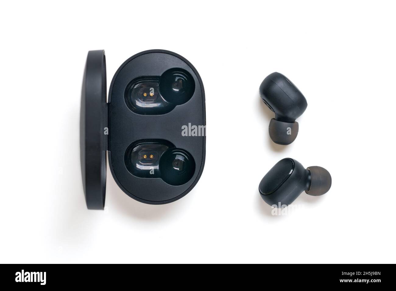 Die kabellosen Ohrhörer können für bilaterale Gespräche verwendet werden, und die digitale Geräuschreduzierung DSP und die weiße Kapsel sorgen für eine hohe digitale Klangqualität Stockfoto