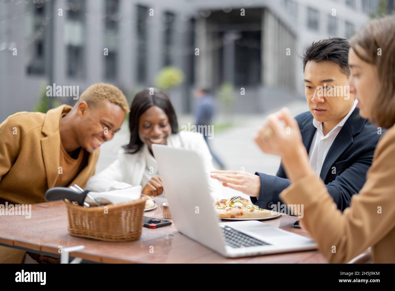 Das Business-Team hat im Café im Freien zu Mittag gegessen Stockfoto