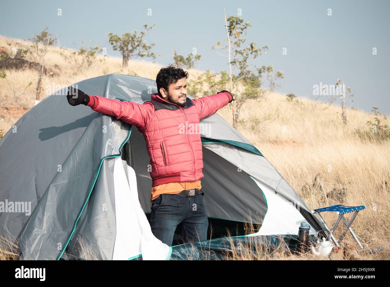 Reisende, die morgens aus dem Zelt auf dem Berg aufwachen - Konzept der Alleinreise, Wanderer während der Ferien und im Urlaub Stockfoto
