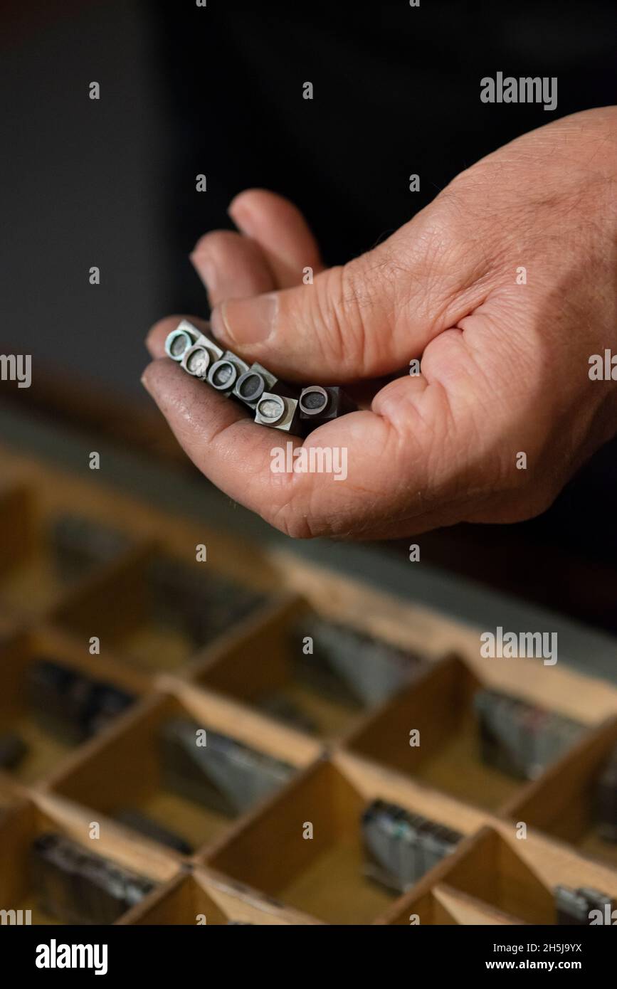 Alphabet Buchstabe Metallblöcke in Old man Hand Stockfoto