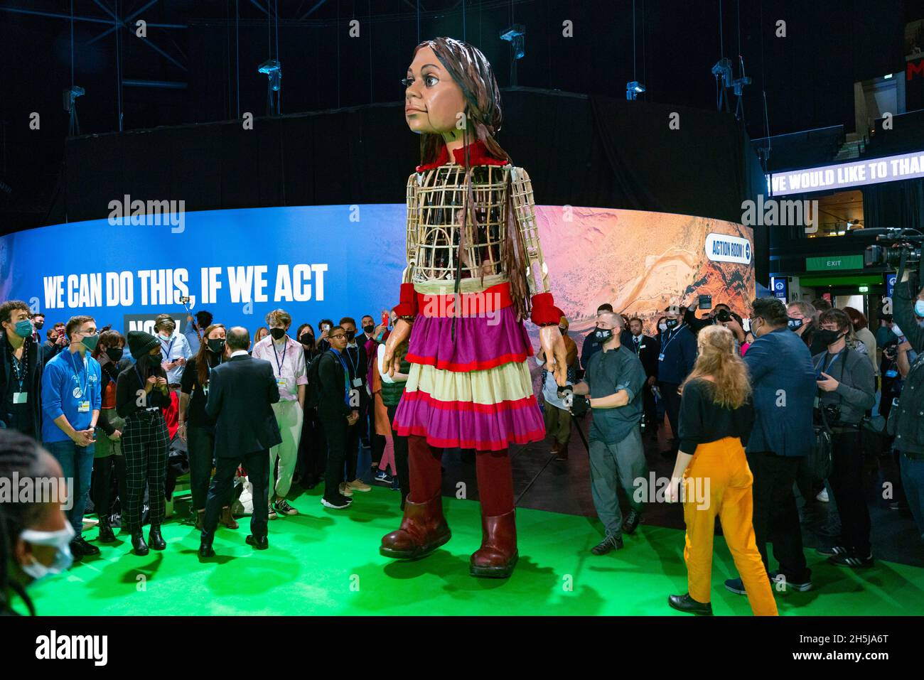 Little Amal Walking Marionette in der Active Zone auf der COP26 UN-Klimakonferenz in Glasgow 2021, Schottland, Großbritannien Stockfoto