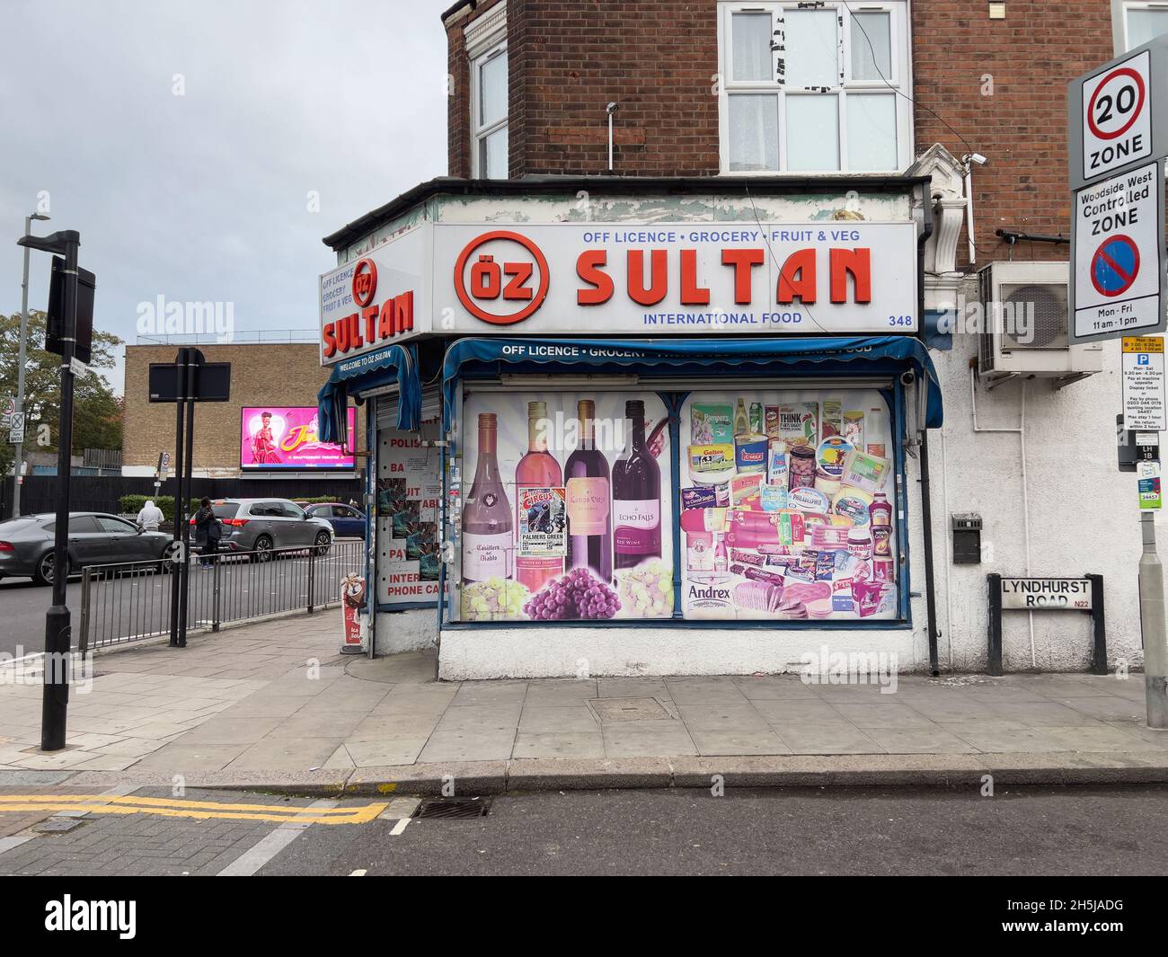 London / Großbritannien - 5. November 2021 - Sultan Polish aus Lizenz und Lebensmittelgeschäft außen Stockfoto