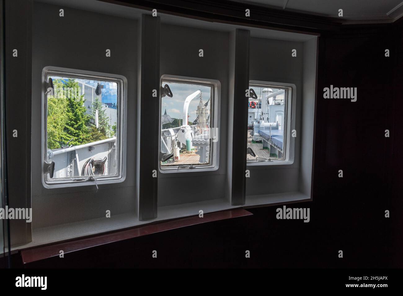 Blick auf das Deck vom Schiffsfenster aus. Das Konzept von Reisen und Tourismus. Stockfoto
