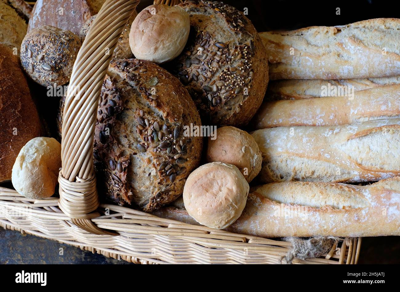 Rustikales handwerkliches Brot im Korbkorb, norfolk, england Stockfoto