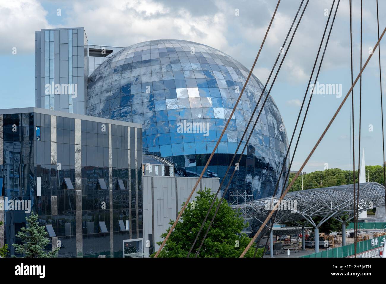 KÖNIGSBERG, RUSSLAND-5. JUNI 2021: Panoramablick auf das World Ocean Museum, ein neues Gebäude im Bau in Form des Planeten Erde. Stockfoto