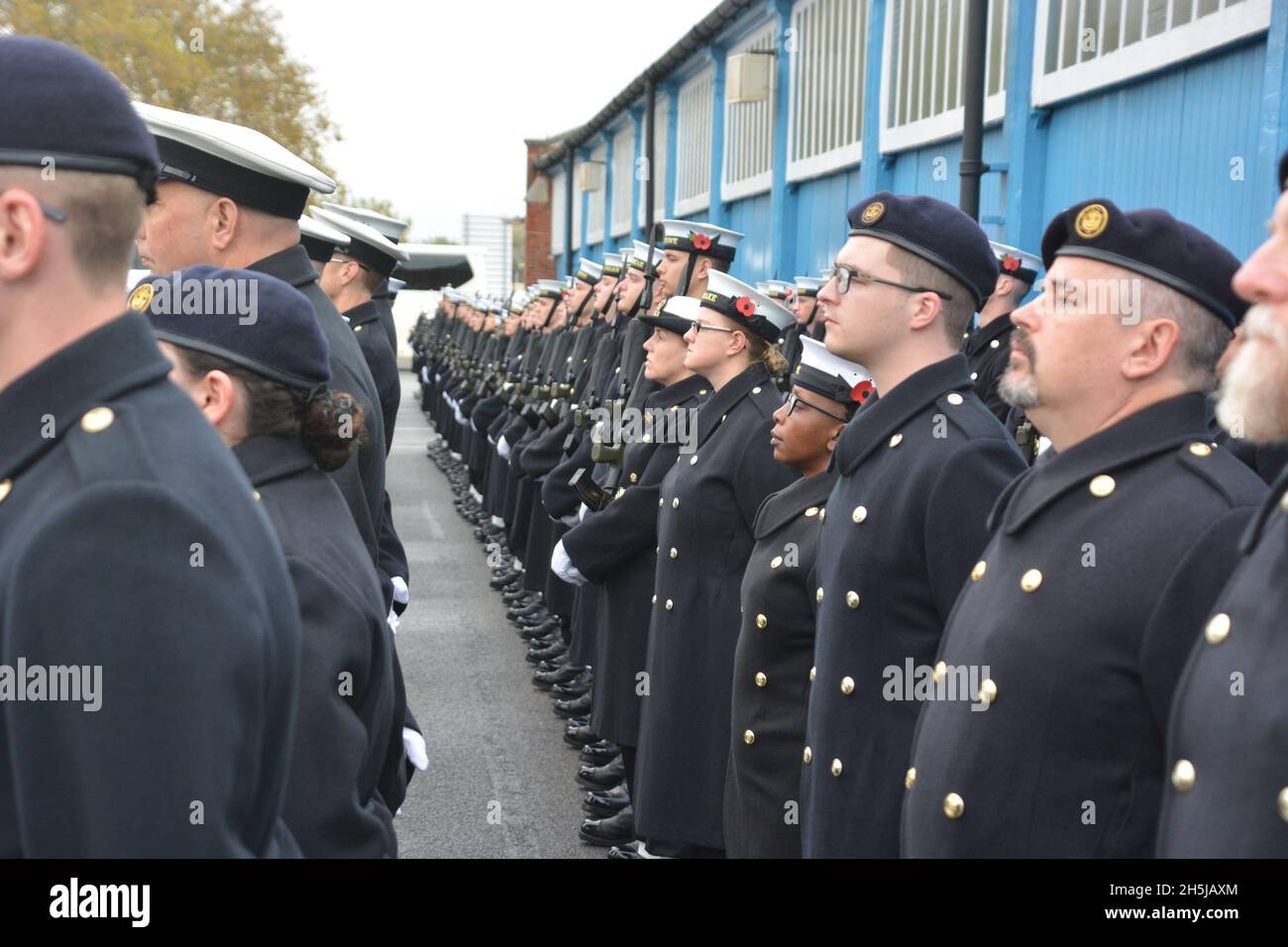 Mitglieder der Zeremonialgarde der Royal Navy auf Whale Island, Portsmouth, nehmen an einer vollständigen Generalprobe vor ihren bevorstehenden Aufgaben bei den Gedenkfeiern und November-Zeremonien Teil, Dazu gehören die Zeremonie der Royal Ceremonial Guard im Cenotaph in London, das Royal Albert Hall RBL Festival of Remembrance und die Lord Mayor's Show im Zentrum von London. Bilddatum: Mittwoch, 10. November 2021. Stockfoto