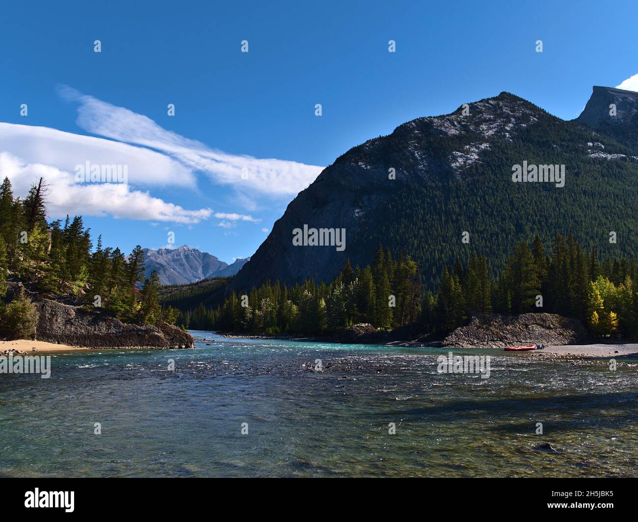Ruhige Szenerie mit fließendem Bow River in der Nähe von Banff, Banff National Park, Alberta, Kanada an sonnigen Herbsttag mit Rafting-Boot in den Rocky Mountains. Stockfoto