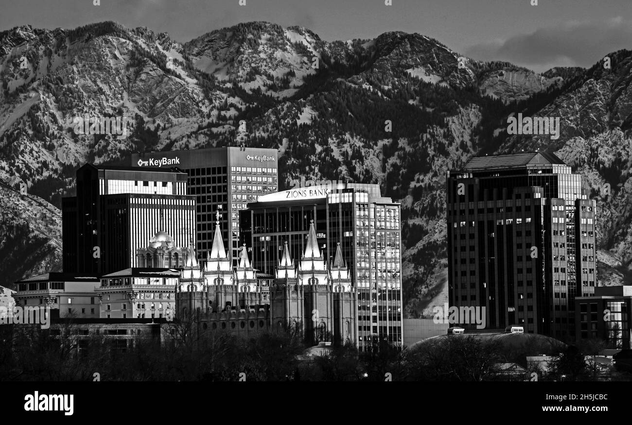 Salt Lake City Downtown Winter Skyline und die Wasatch Mountains - Utah Stockfoto