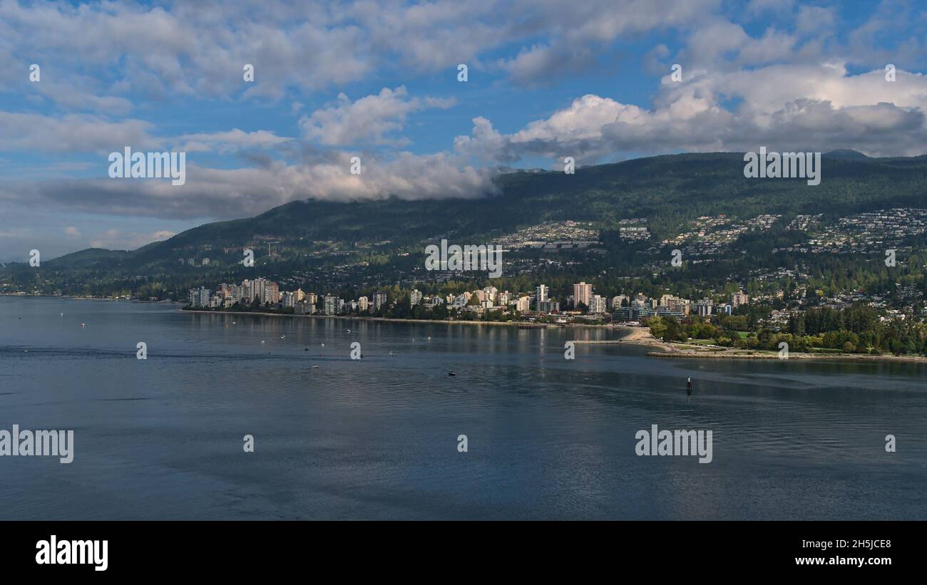 Schöner Blick auf die Stadt West Vancouver, British Columbia, Kanada am Ufer des Burrard Inlet mit Ambleside Park und Wohnhochhäusern. Stockfoto