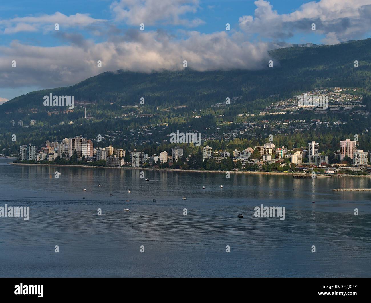 Blick auf die Küste der Stadt West Vancouver, British Columbia, Kanada am Ufer des Burrard Inlet mit Wohnhochhäusern und Booten. Stockfoto