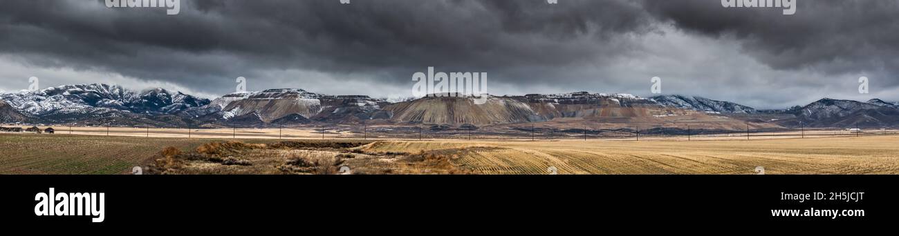 Oquirrh Mountains und Kennecott Copper Mine Winter Storm Panorama - Salt Lake City, Utah Stockfoto