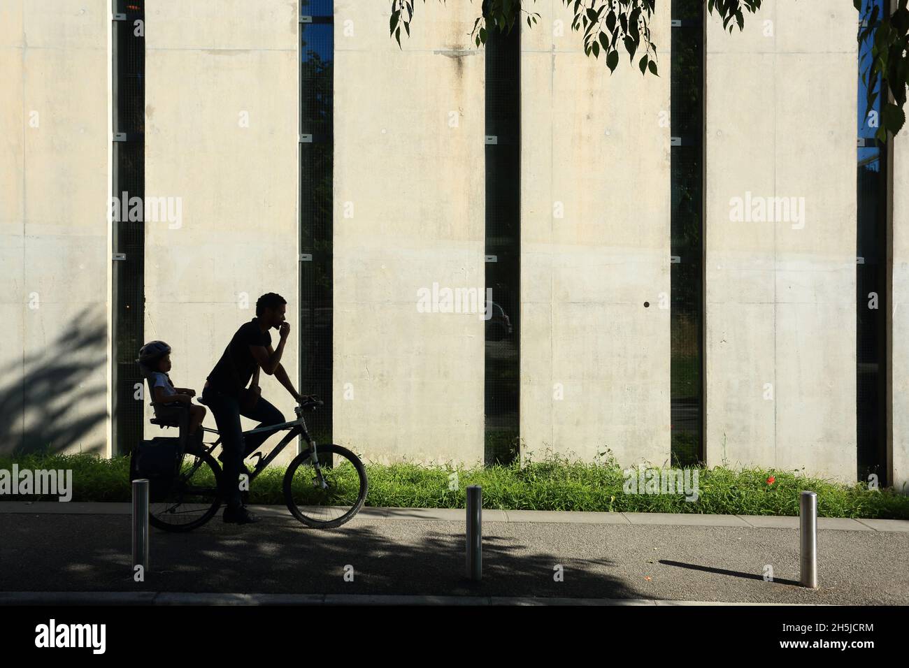 Fahrrad mit Kind hinten, Mouans Sartoux, 06, Alpes-Maritimes, Französische Riviera, PACA, Stockfoto