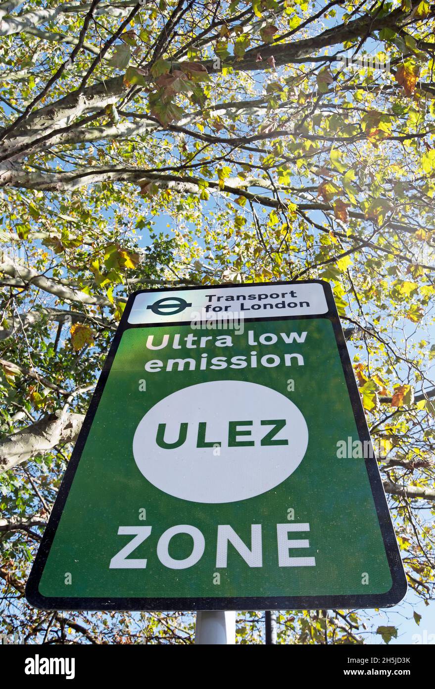 Transport for london Schild markiert den Beginn einer Ultra Low Emissions Zone, oder ulez, in chalkers Ecke, Südwesten von london, england Stockfoto