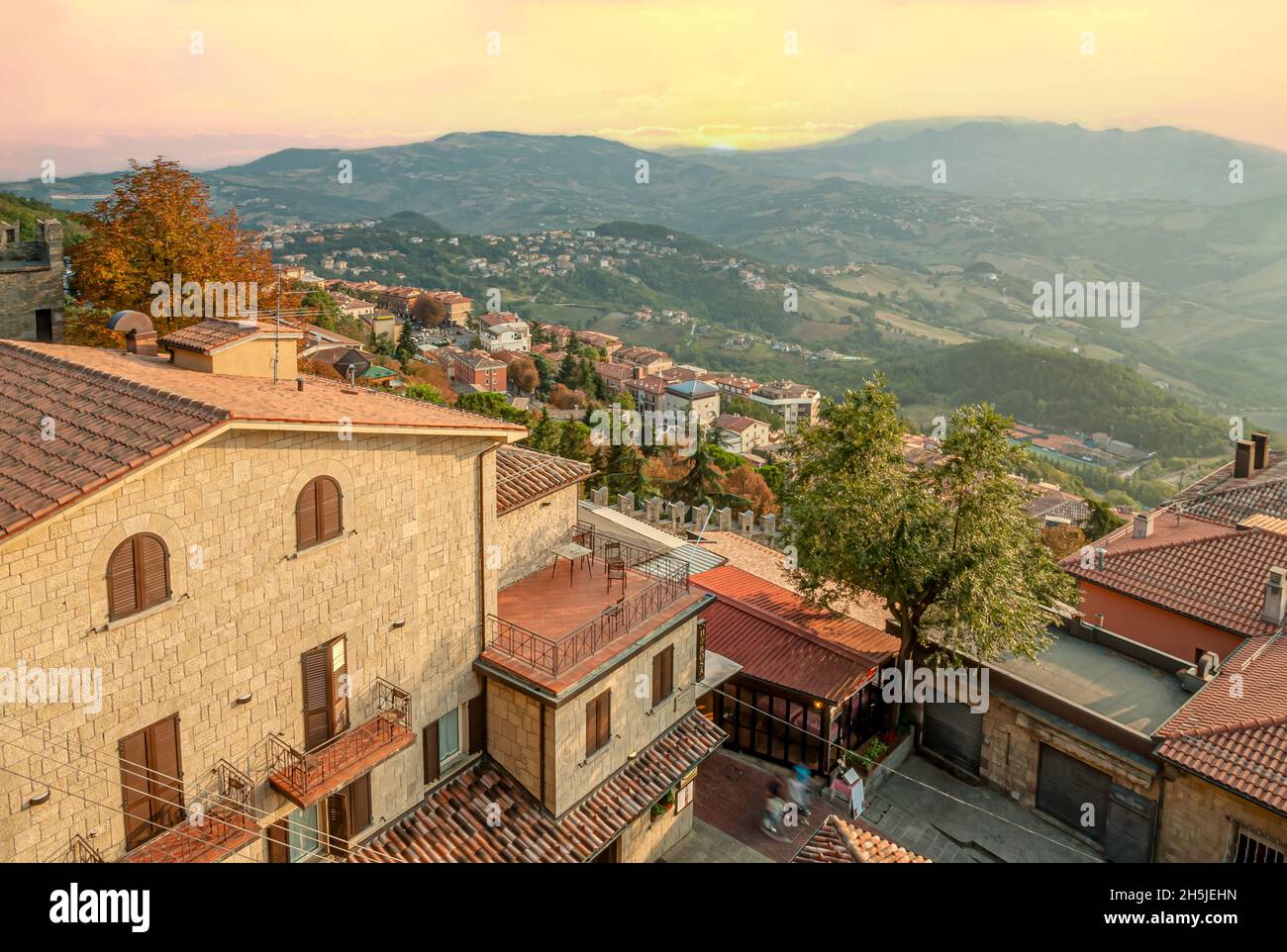 Panoramablick vom Teatro Titano auf das historische Stadtzentrum von San Marino Stockfoto