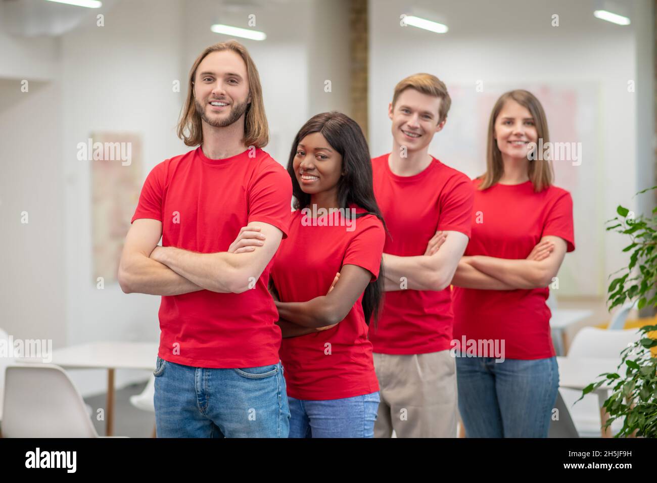 Eine Gruppe junger Leute, die Teambuilding-Aktivitäten durchführen und sich amüsieren Stockfoto