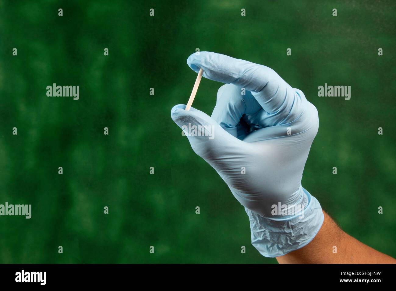 Hormonelles Implantat oder Schönheitschip ist eine subkutane Anwendung. Stockfoto