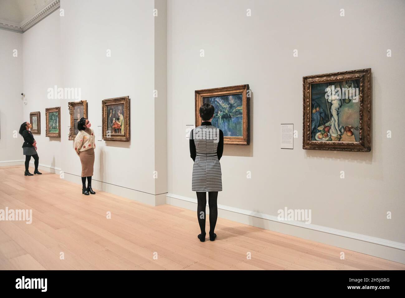 London, Großbritannien. November 2021. Die Mitarbeiter der Galerie mit impressionistischen Meisterwerken, die von Van Gogh, Manet, Renoir und Cézanne ausgestellt werden, haben sich im spektakulären LVMH Great Room - Londons ältestem Ausstellungsraum - wiedervereint. Die Courtauld Gallery im Somerset House in London wird am Freitag, dem 19. November, nach dem bedeutendsten Modernisierungsprojekt in der Geschichte der Stadt wieder für die Öffentlichkeit zugänglich sein und eine der größten Kunstsammlungen des Vereinigten Königreichs beherbergt. Kredit: Imageplotter/Alamy Live Nachrichten Stockfoto