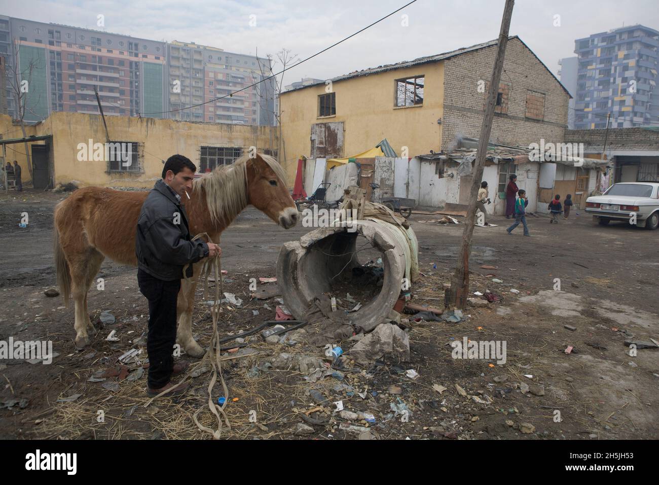 Roma leben auf Rruga e Kavajes in der Nähe der Hauptstraße nach Tirane, Albanien Stockfoto