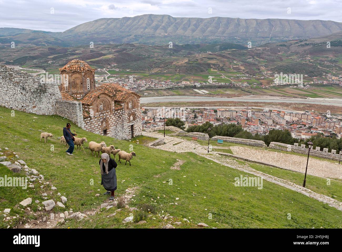Kisha e Shen Triadhes - die Kirche der Heiligen Dreifaltigkeit in den Burgmauern von Berat, Albanien. Stockfoto