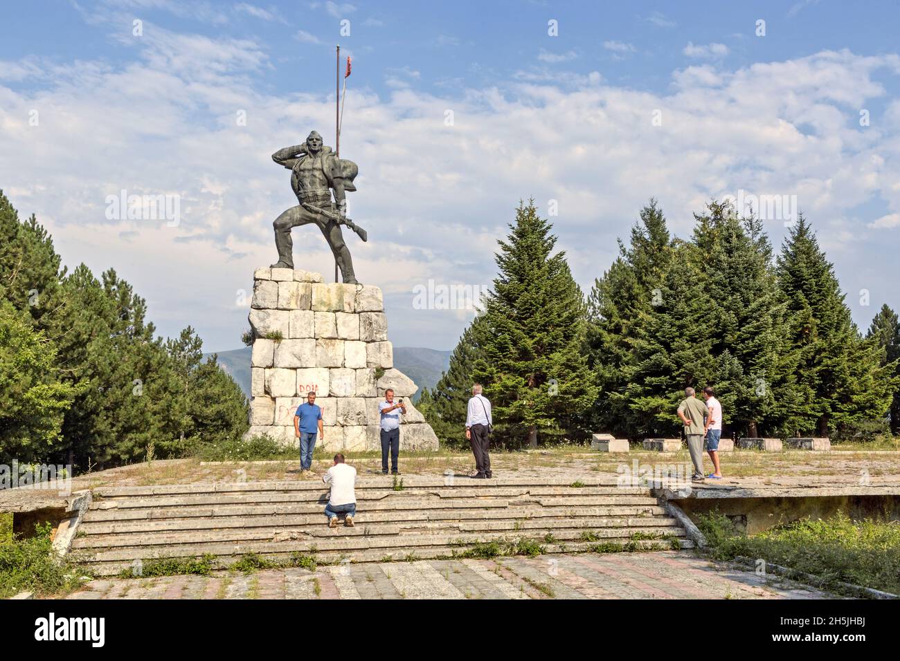 Ein Denkmal in Bajram Curri, das von den Kommunisten errichtet wurde, um das Opfer der Partisanenkämpfer während des 2. Weltkriegs zu loben. Stockfoto