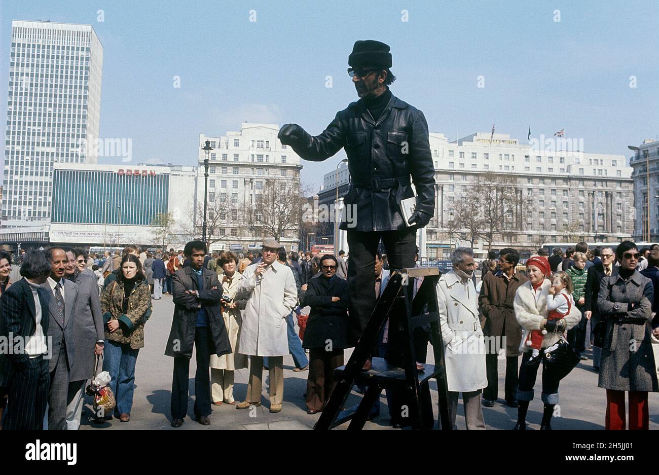 London 1982. Eine Straße in London mit einem Mann, der auf einer Leiter steht, um seine Stimme den Menschen, die sich um ihn versammelt haben, Gehör zu verschaffen. Kredit Roland Palm. Stockfoto